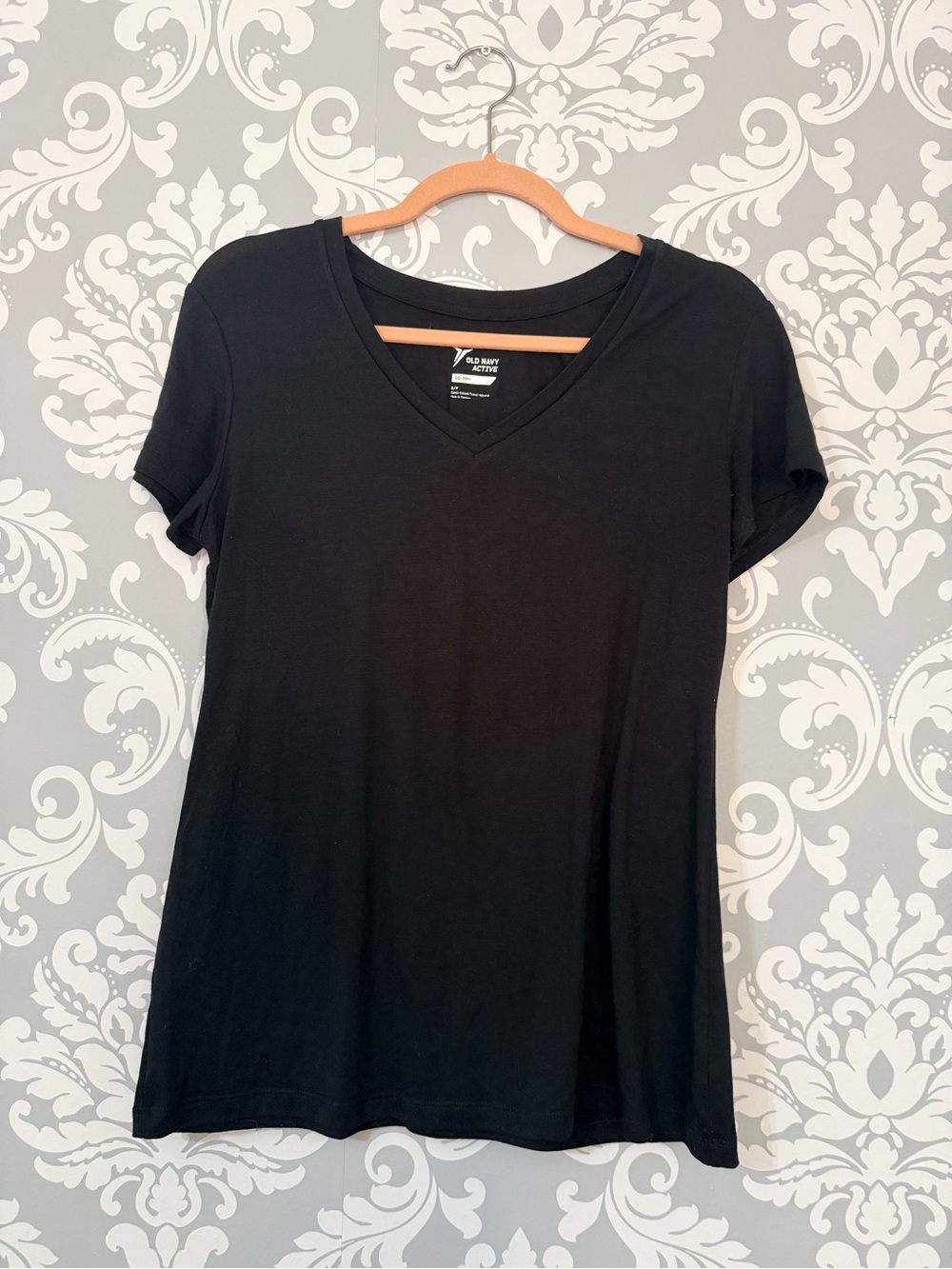 💫10/$25 • Old Navy Active Black V-Neck Semi-Fitted Short Sleeve Top